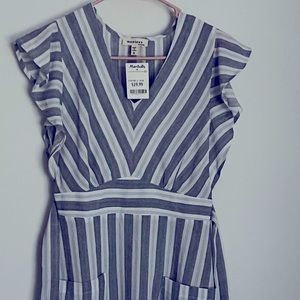 Brand new dress! Never worn!! Size small, tie around to accentuate the waist!